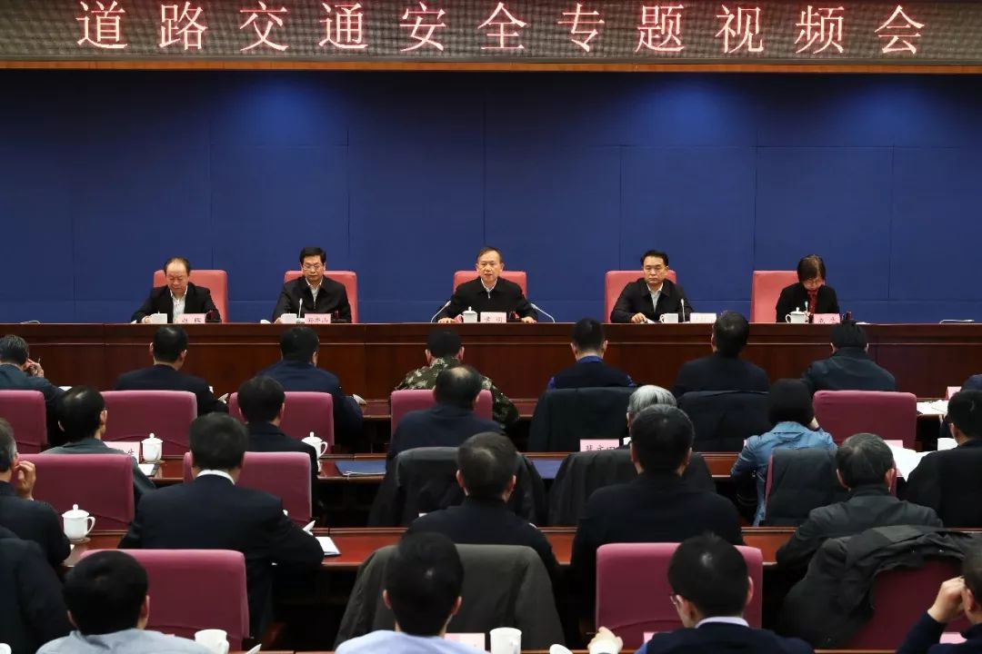 特朗普：政府雇员居家办公会被开除