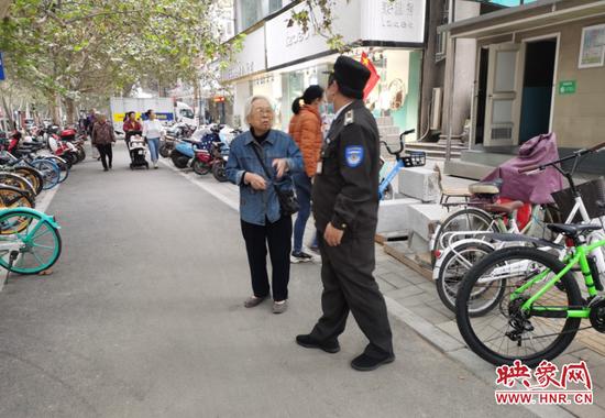 民警被查前车托在门口排队送钱