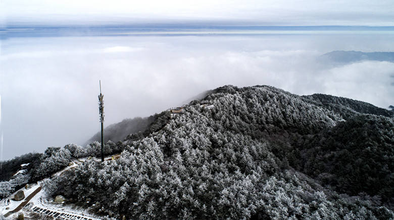 湖南岳阳幕阜山迎来2025年首场降雪