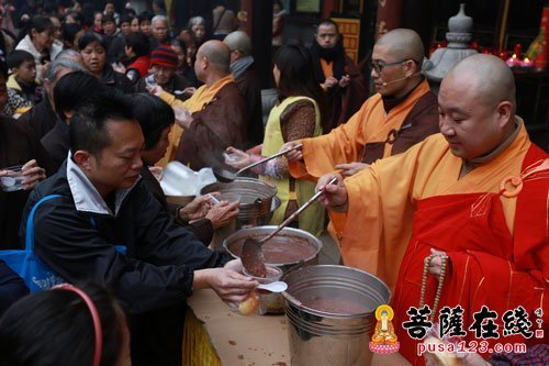 村民古寺里喝粥迎新年