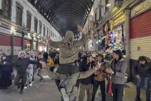 叙利亚多地爆发抗议致人员伤亡