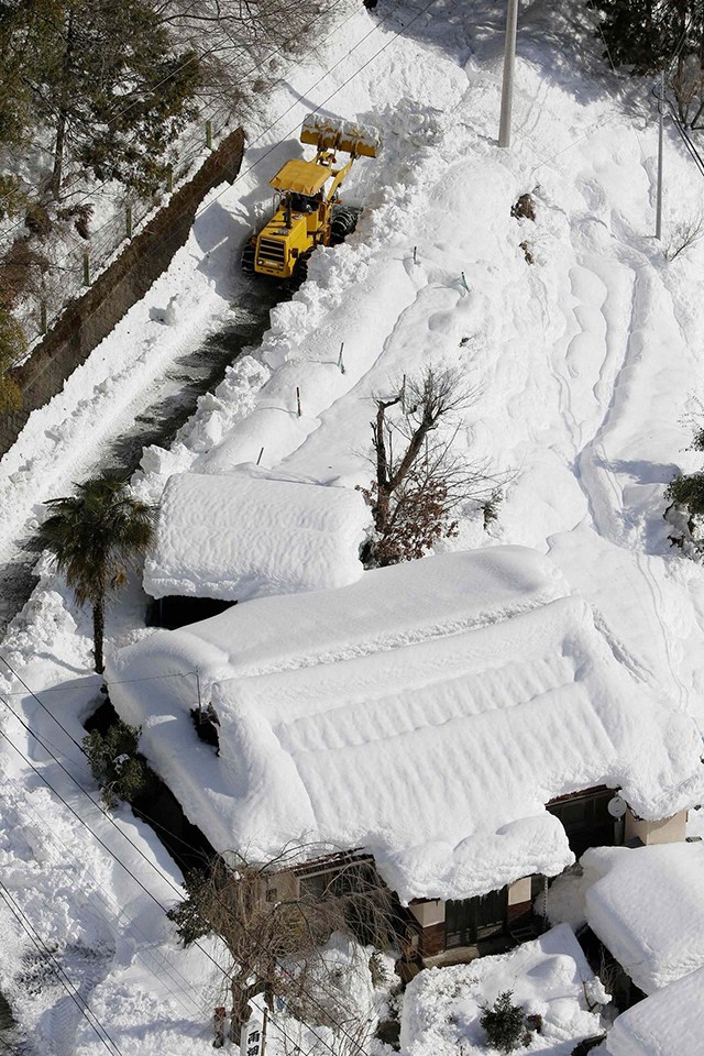 日本东北部遭遇十年一遇大雪