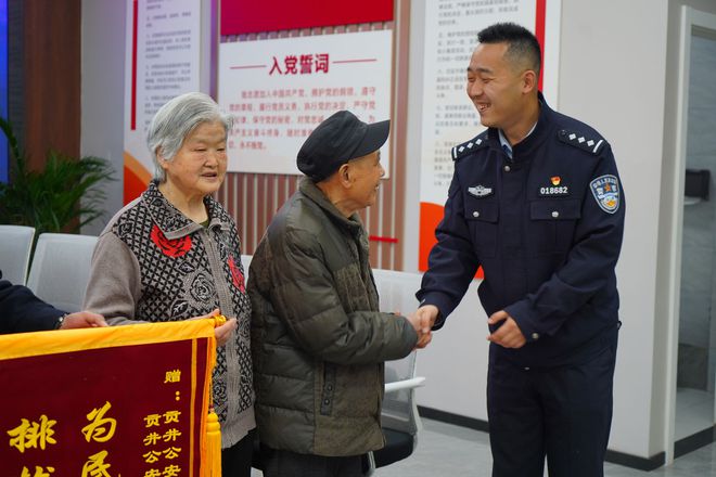 民警巧解两名老人现金“失踪”误会